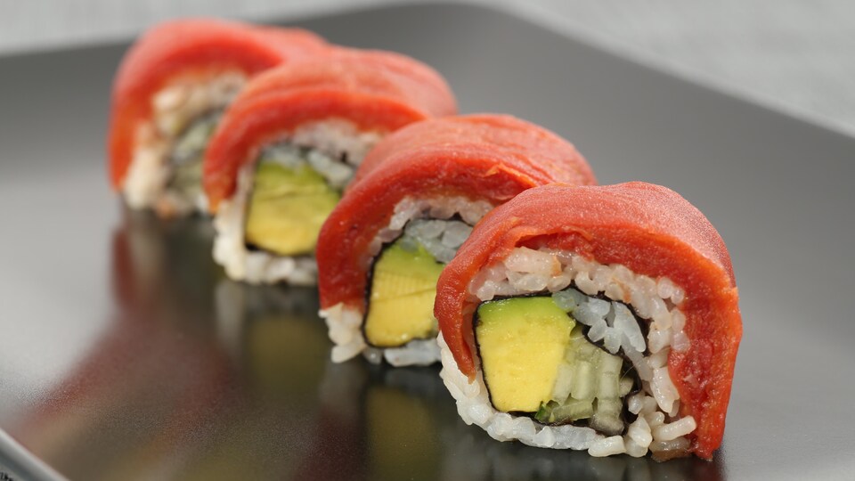 Une assiette de sushis végétariens.