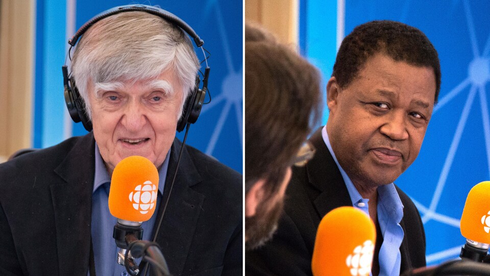 Les deux hommes sont assis derrière un micro.