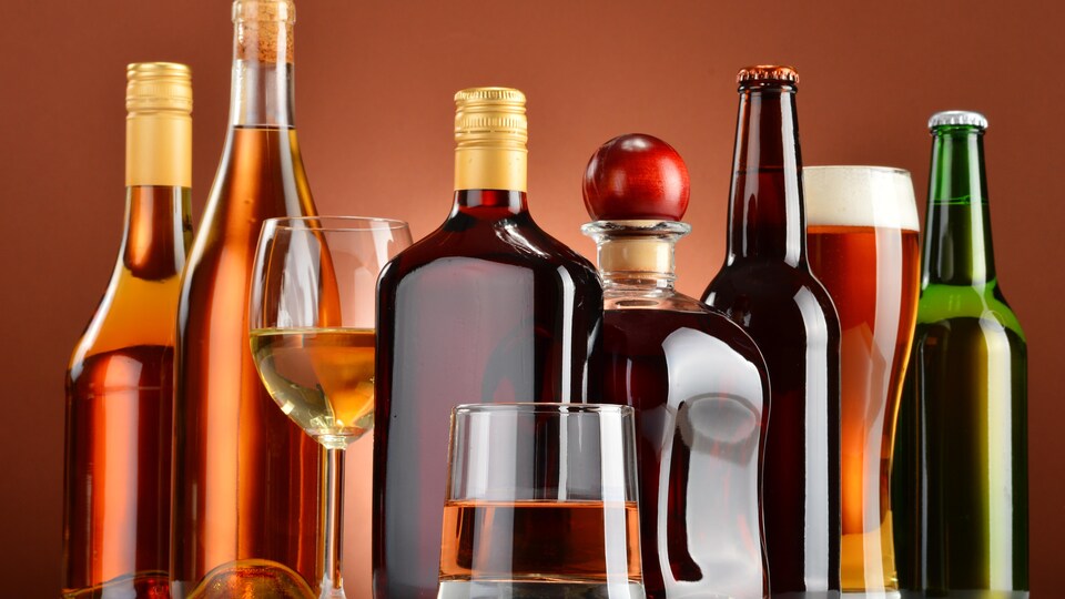 Bouteilles et verres assorties de boissons alcoolisées.