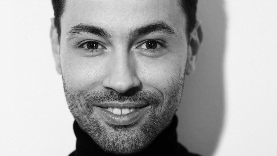 Le jeune homme, sur une photo noir et blanc