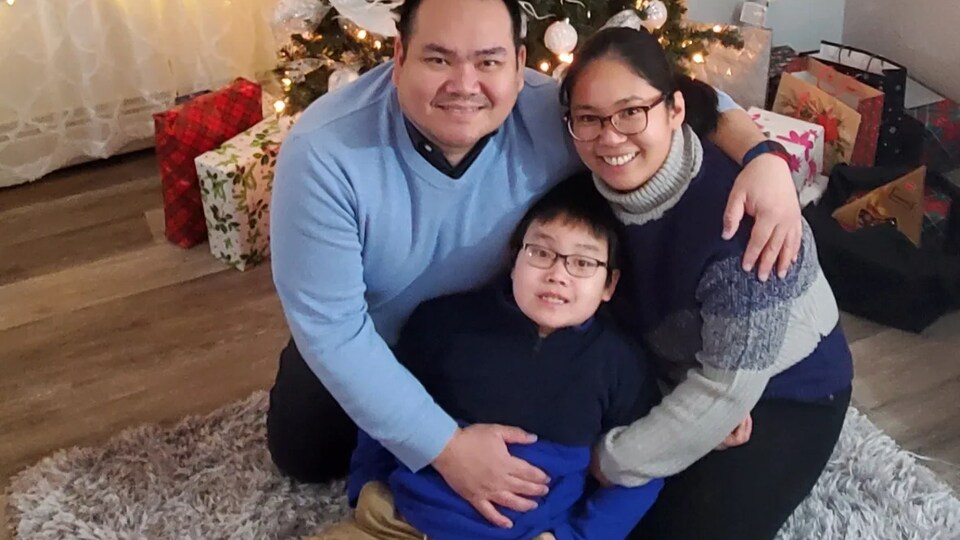 Alfredo Nieves, sa femme et leur fils posent pour la photo.