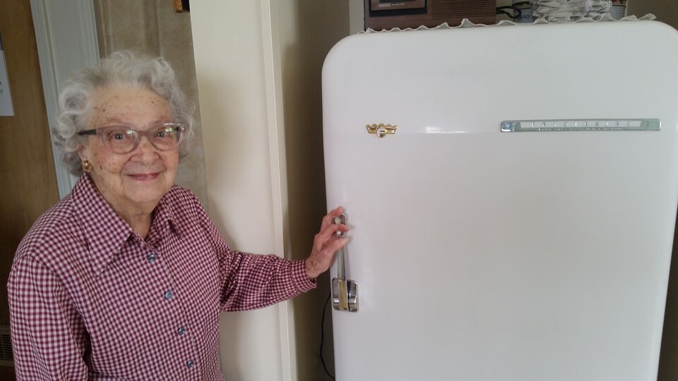 Alice Dupuis devant son réfrigérateur, le même depuis 1953