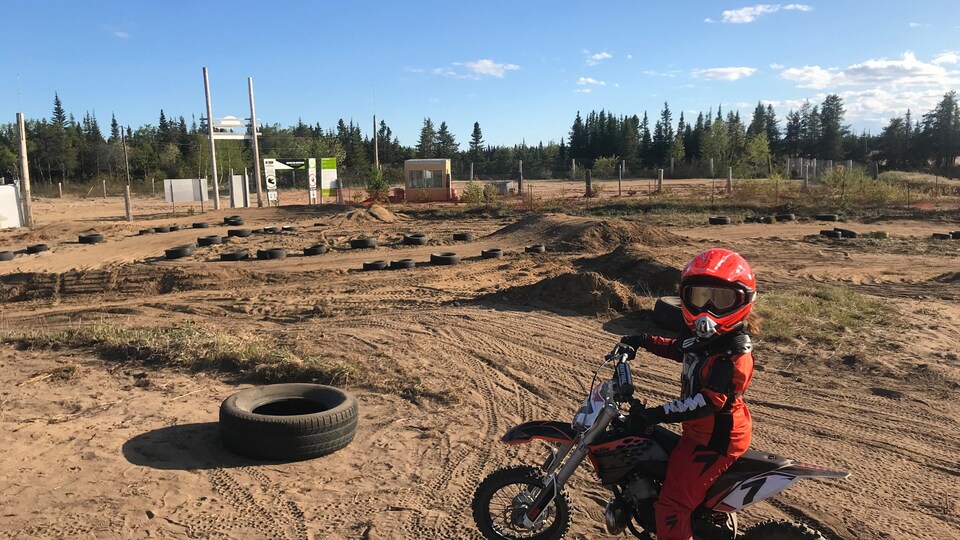 La jeune Alicia Leblanc sur sa moto à Sept-Îles.