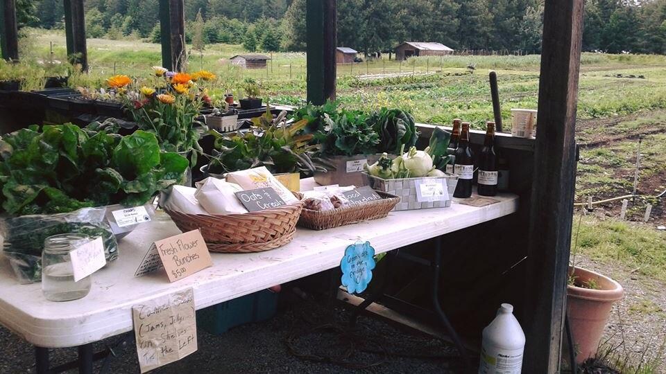 une table en extérieur avec des produits locaux.