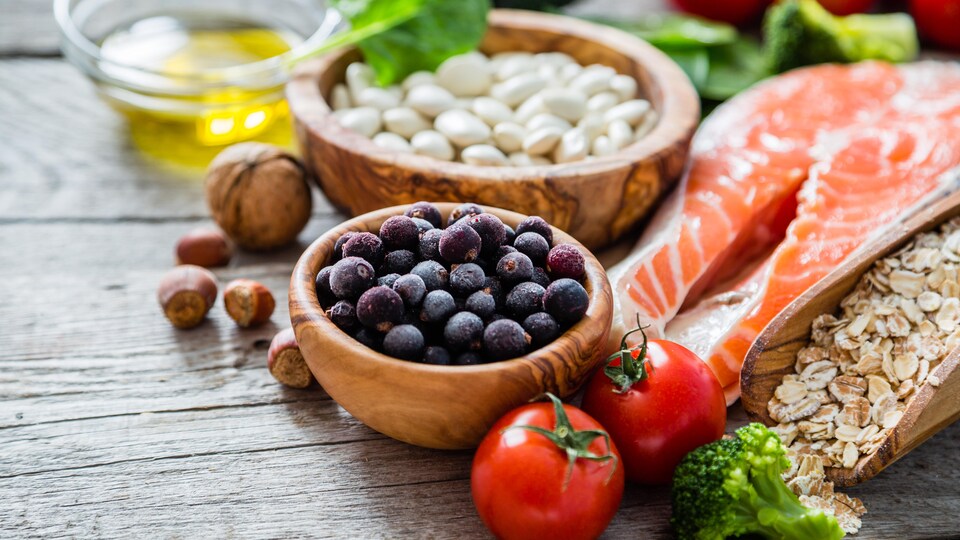 Des aliments sur une table.