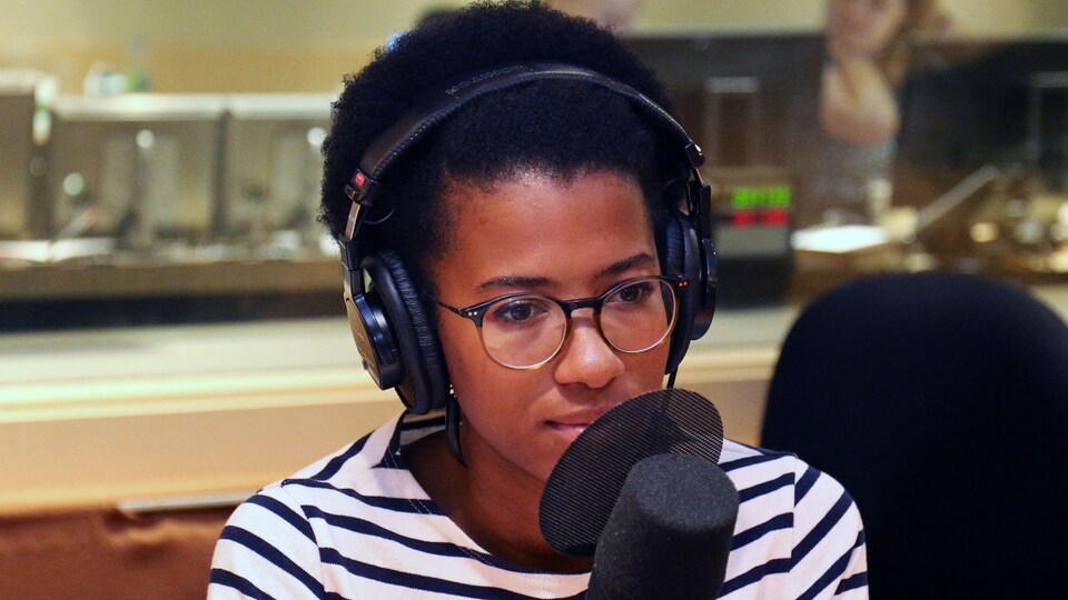 Une femme en studio de Radio-Canada.