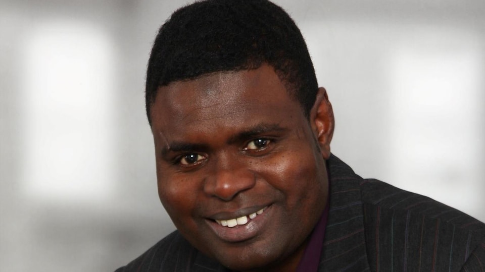 Amadou Ba, historien avec un visage souriant.