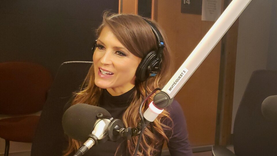 Amanda Simard, députée indépendante à l’Assemblée législative de l’Ontario est assise devant un micro dans un studio radio