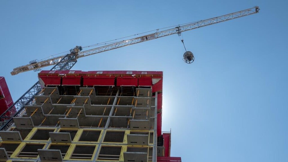 Une tour à condos en construction.