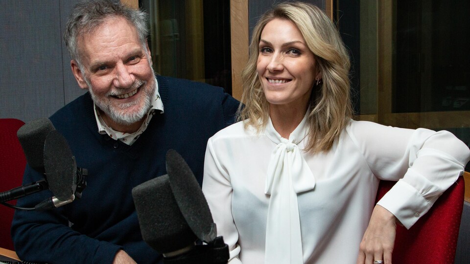 Les deux invités sourient en posant dans un studio de radio.