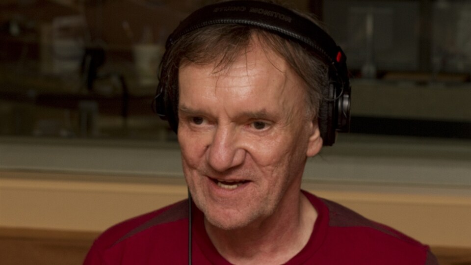 Dominique Lévesque, au studio 18 de Radio-Canada