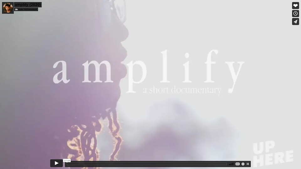 Le mot amplify a short documentary avec une silouhette en arrière plan.