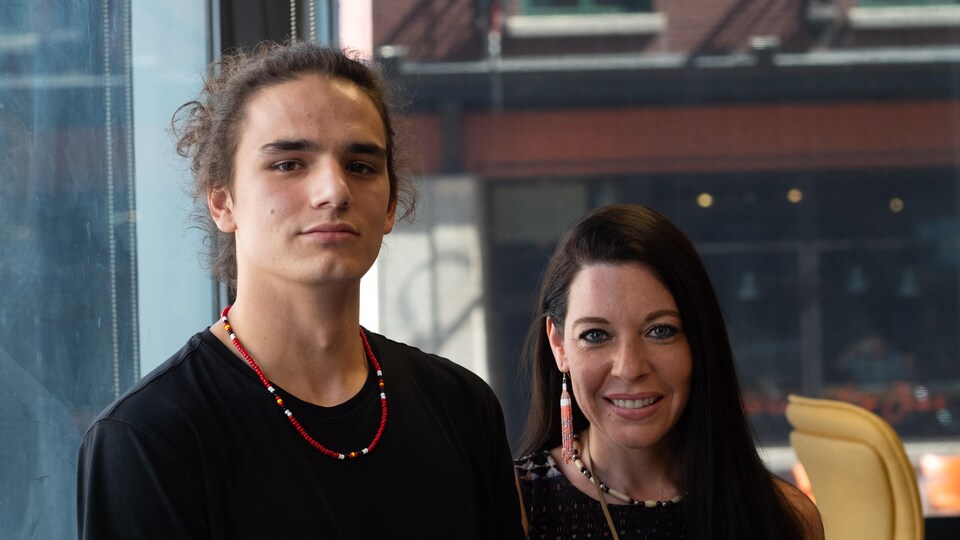 Andawa et Isabelle Aroussen Gros-Louis dans les locaux Radio-Canada à Québec.
