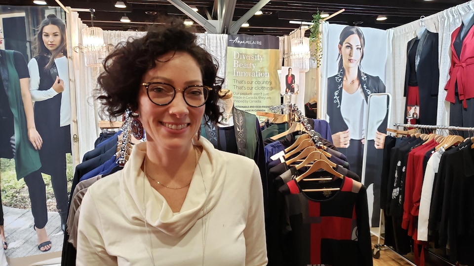 créatrice de mode métis devant son stand de vêtements