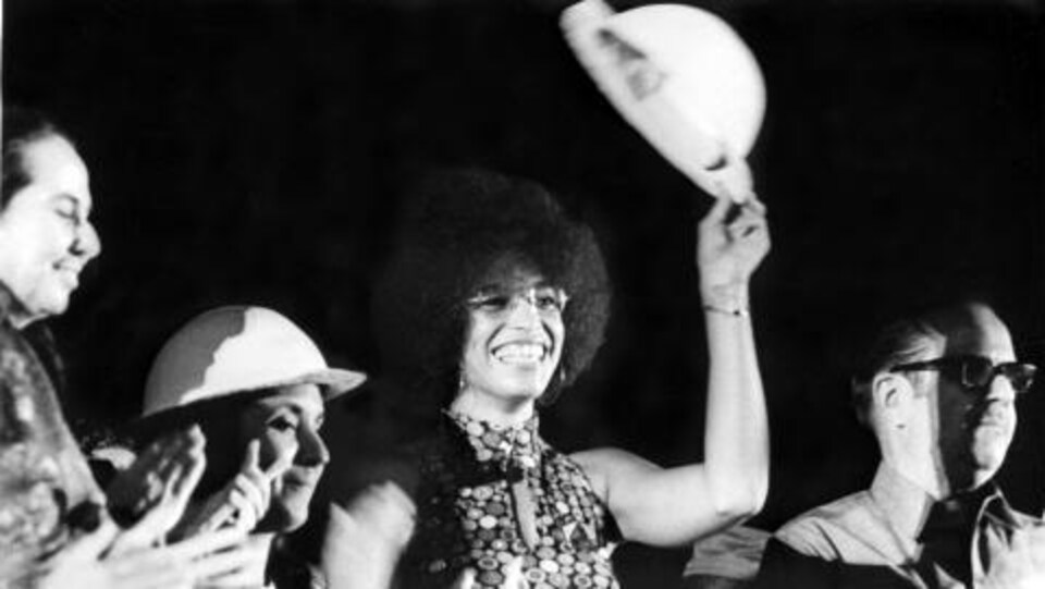 Angela Davis en compagnie de travailleurs cubains à La Havane, en 1972