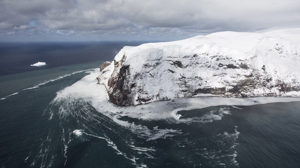 La côte d'une des îles de l'archipel de Balleny vue d'un hélicoptère.