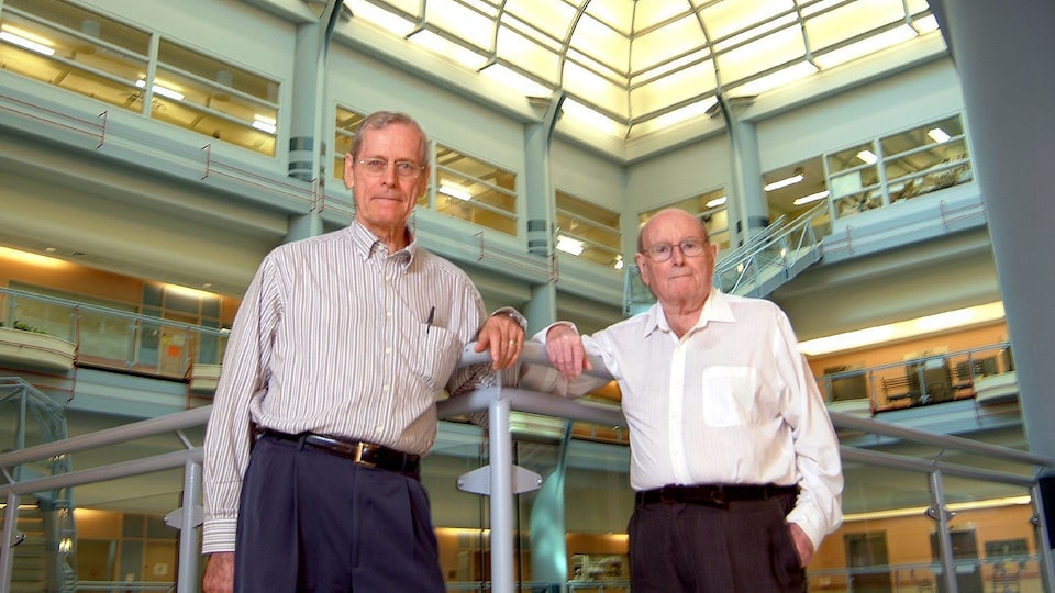 Les scientifiques James Till et Ernest McCulloch en 2005