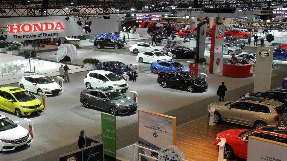 Des véhicules exposés au Salon de l'auto de Toronto.