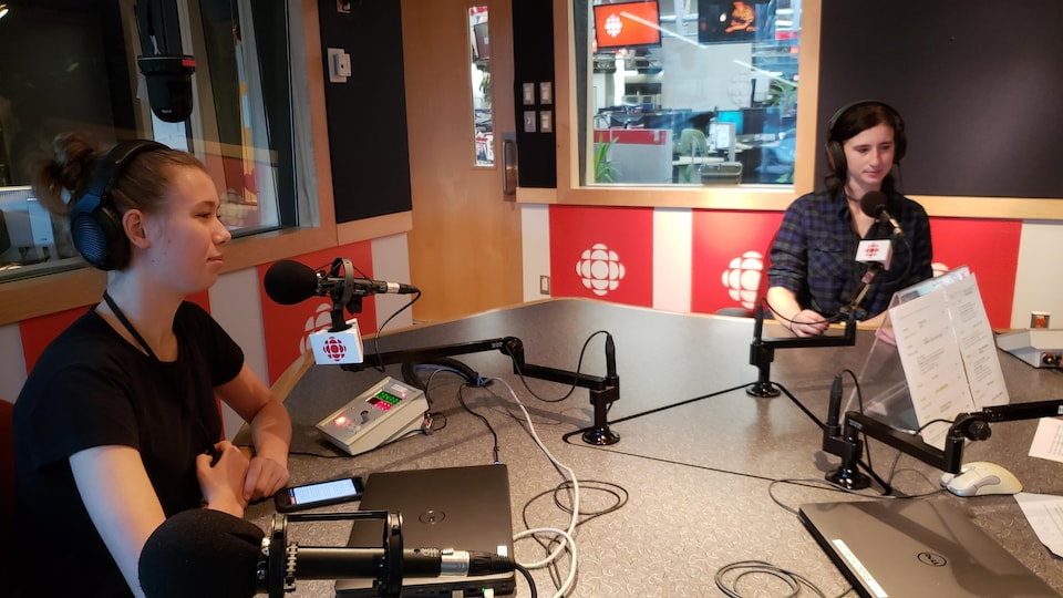 2 jeunes ados dans un studio de radio