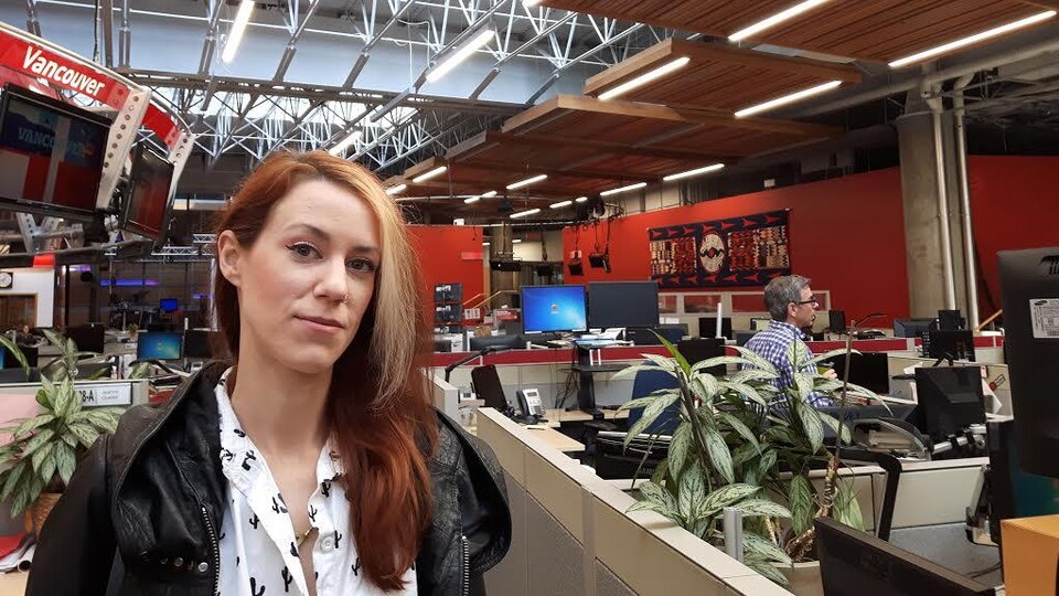 Annie Briard, artiste contemporaine dans la salle de novuelles de Radio-Canada en 2018.