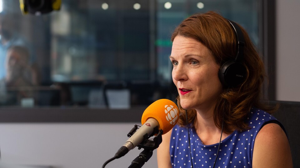 Annik De Celles en studio.