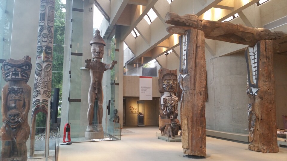 Diverses sculptures dans le Musée d'anthropologie de l'Université de la Colombie-Britannique.