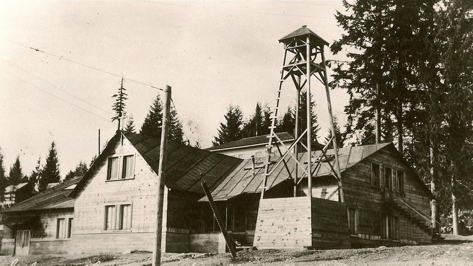 Image d'époque de l'église faite en bois.