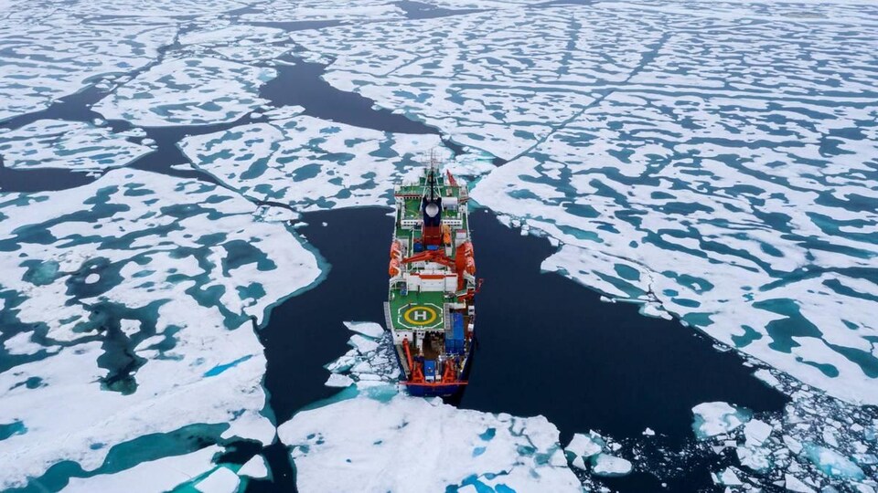 Un navire entre les glaces.
