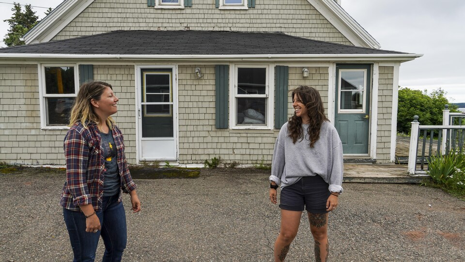 Natahlie et Isabelle Arsenault devant la maison de leurs parents.