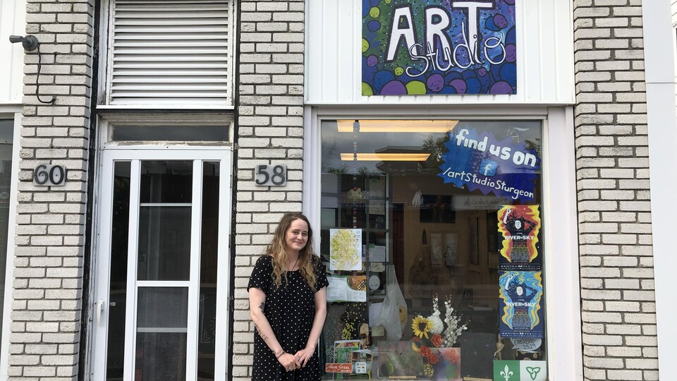 Devant la façade du Art Studio