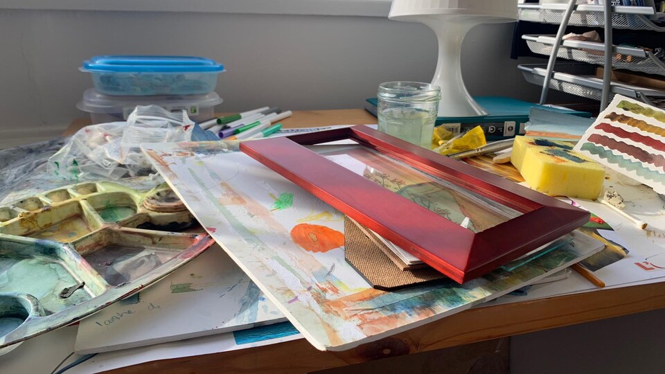 Une table de travail pour explorer différentes formes d'arts visuels.