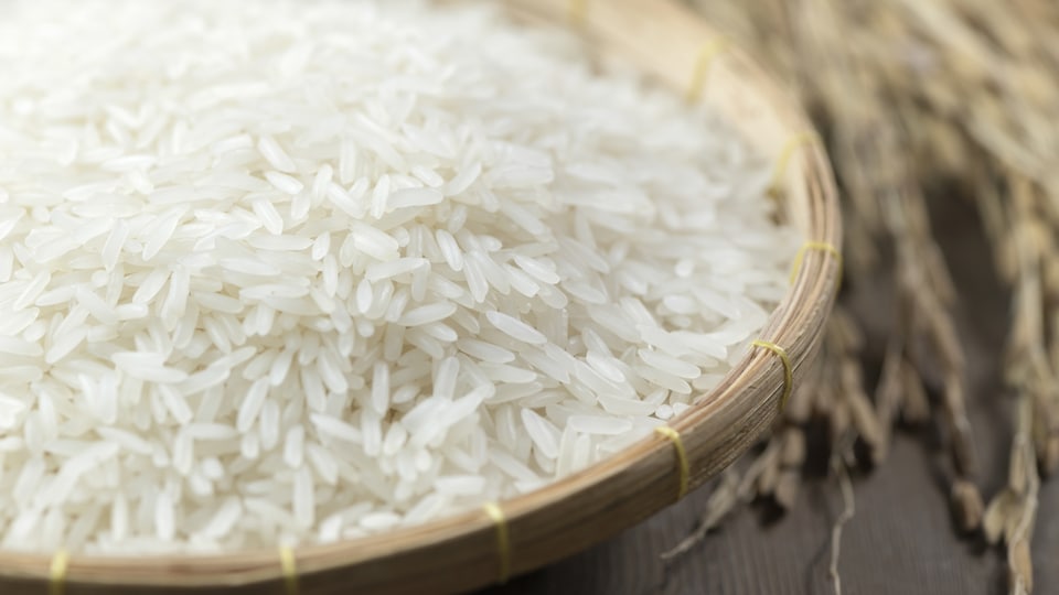 Du riz au jasmin dans un panier en bambou.