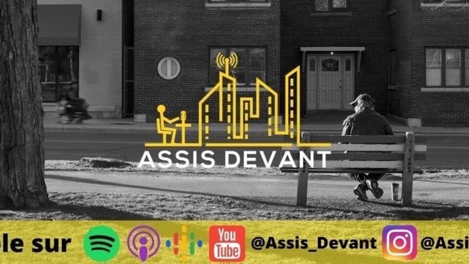 Logo et homme sur un banc de parc.