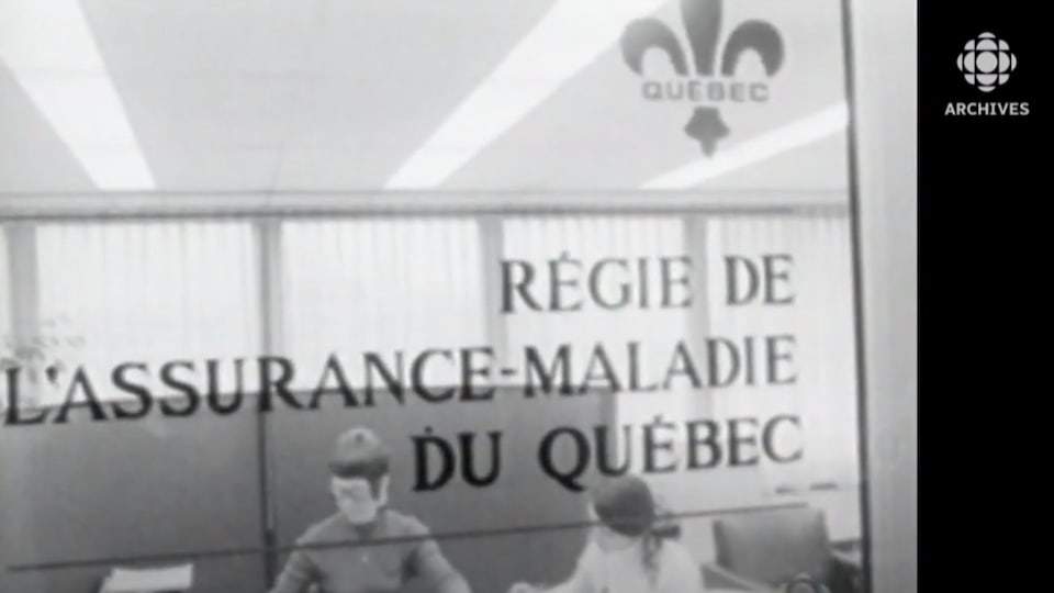 Des travailleuses à l'œuvre dans un bureau de la Régie de l'assurance maladie du Québec en 1971. 