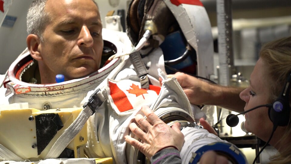 Un astronaute dans son scaphandre.