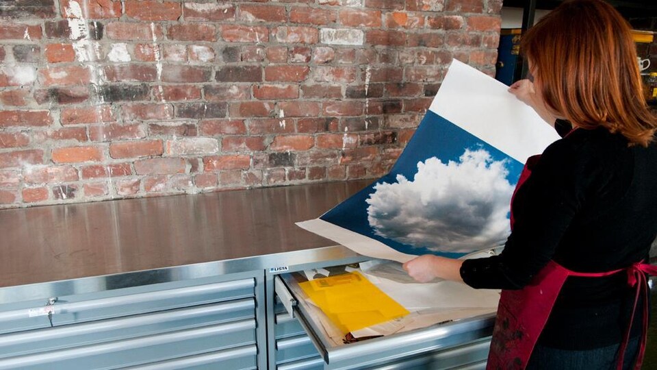 Une personne tenant une estampe de nuage.