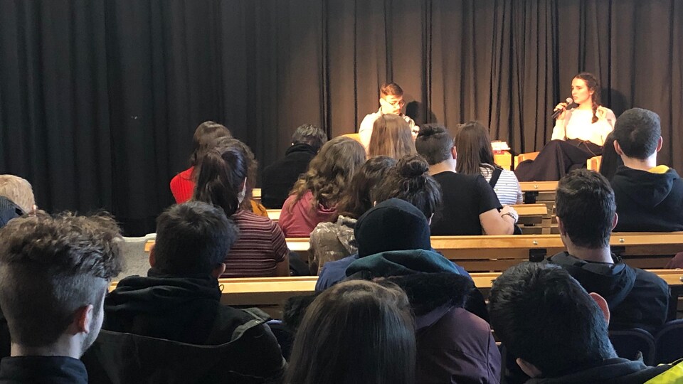 L'auteure Audrée Wilhelmy animant une conférence au Cégep de Baie-Comeau