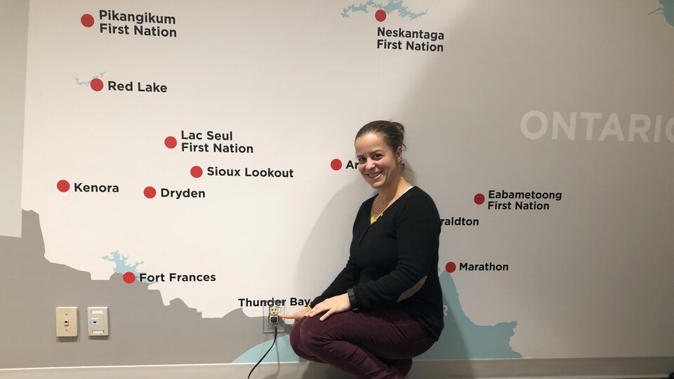 Audrey Debruyne pointe Thunder Bay sur une murale de la carte du nord-ouest de l'Ontario