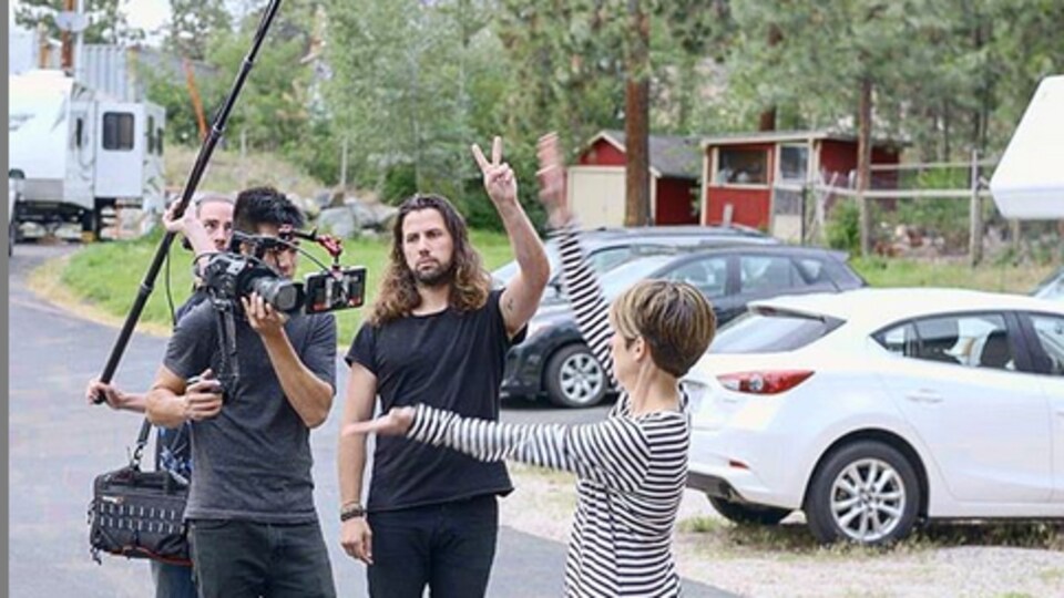 Une petite équipe de tournage en action.