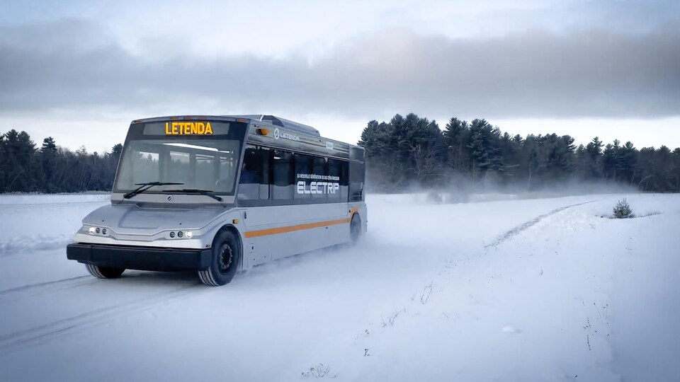 L'autobus Electrip de la compagnie Letenda qui roule sur une route enneigée.
