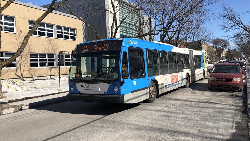 Un autobus de la STM devant une école.
