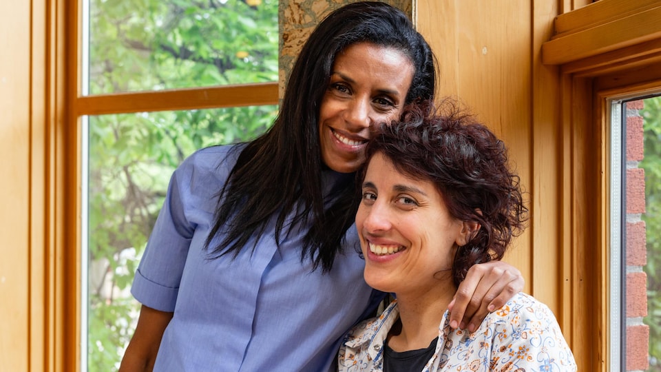 Rebecca Makonnen et Elkahna Talbi s'enlacent en souriant.