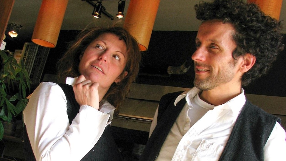 Une femme et un homme regardent vers leur gauche.