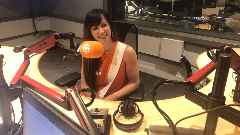 Johana Gustawsson au studio de Radio-Canada à Toronto