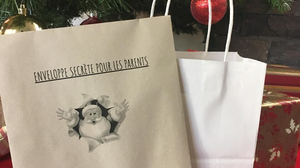 Une enveloppe secrète pour la parents déposée sous un arbre.
