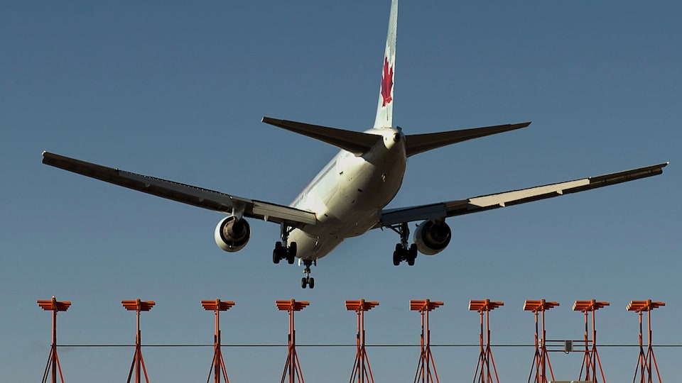 Un avion d'Air Canada à l'atterrissage.
