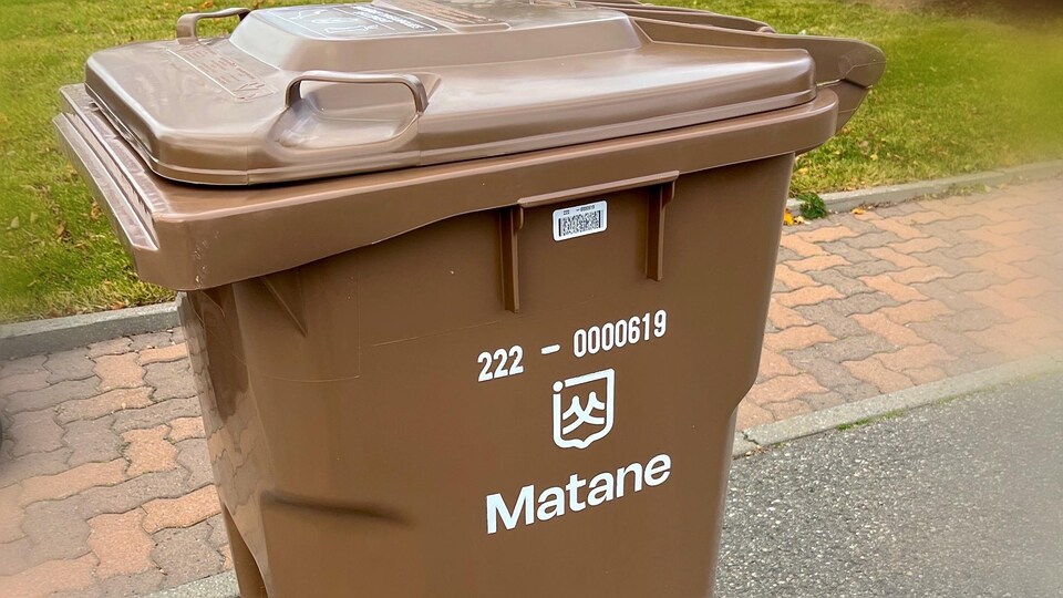 Un bac brun avec le logo de la ville de Matane. 