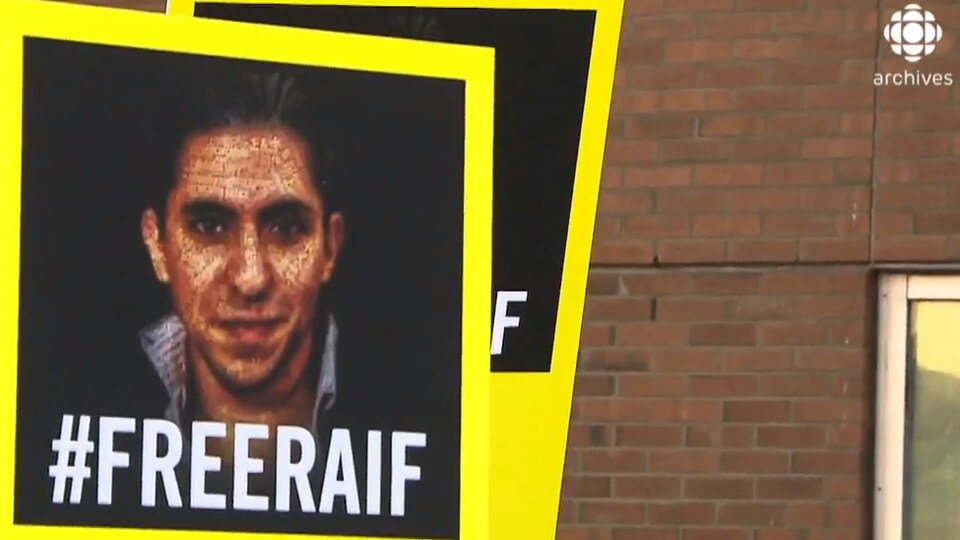 Affiche du visage de Raif Badawi avec le mot-clic #freeraif écrit en dessous.
