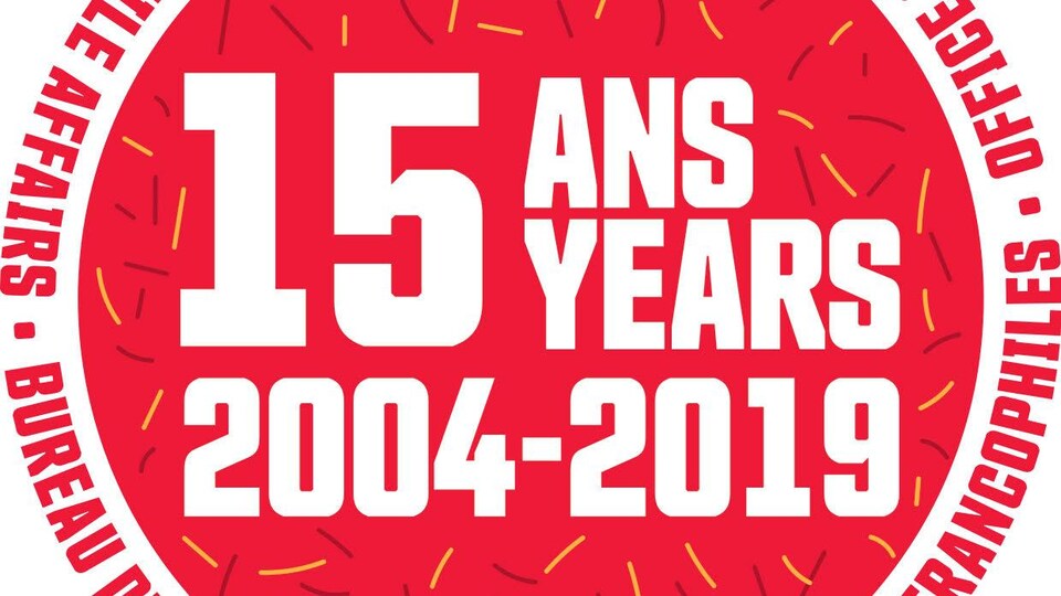 Logo rouge qui fait mention des 15 ans (2004-2019) du programme francophone