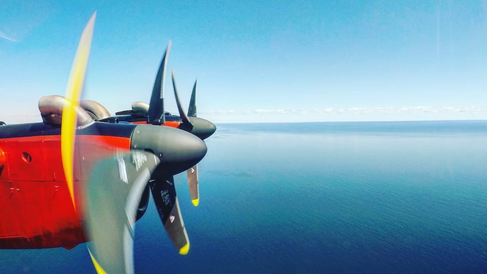 L'aéronef Dash 7 de Transports Canada survole le golfe du Saint-Laurent à la recherche de baleines noires.